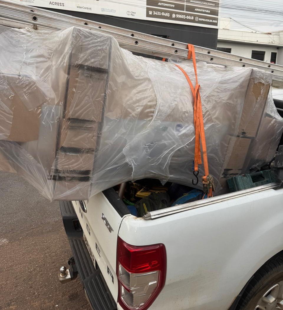 Boiler solar sendo transportado na carroceria de uma caminhonete