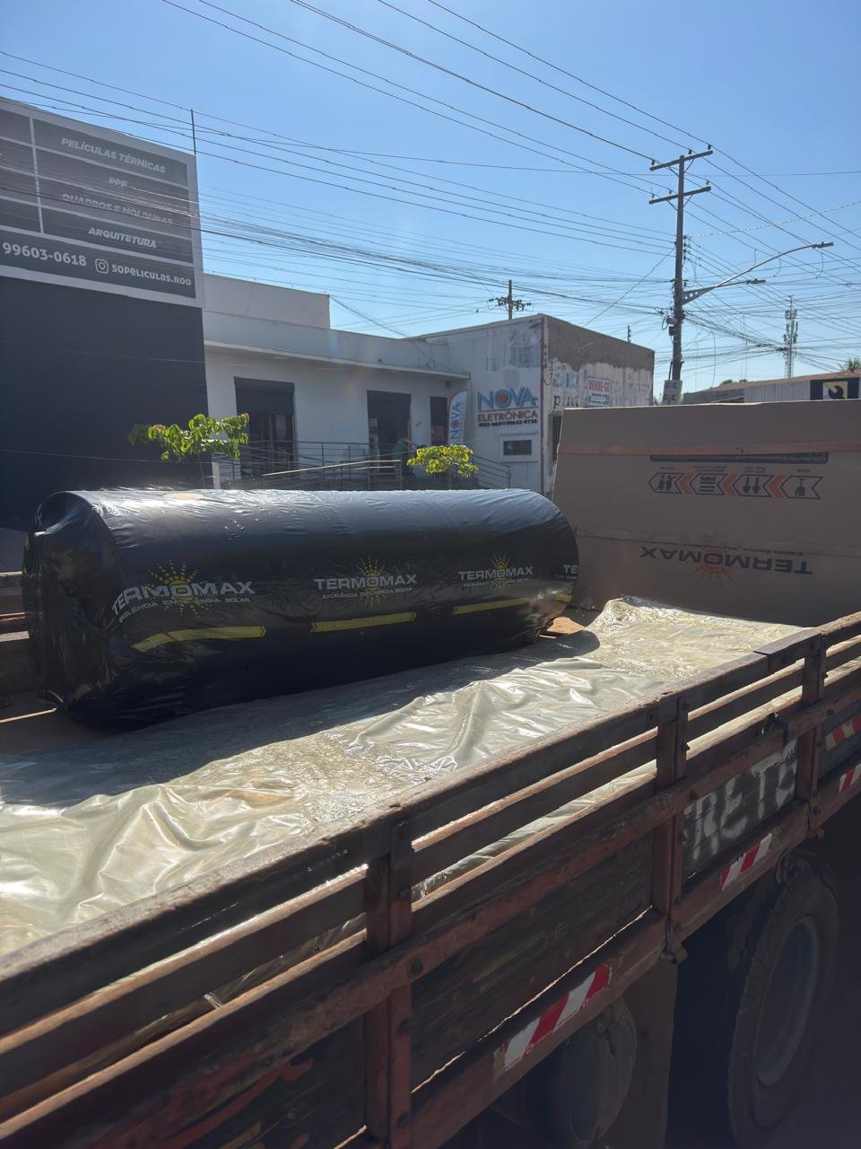 Boiler solar Termomax sendo entregue na carroceria de um caminhão