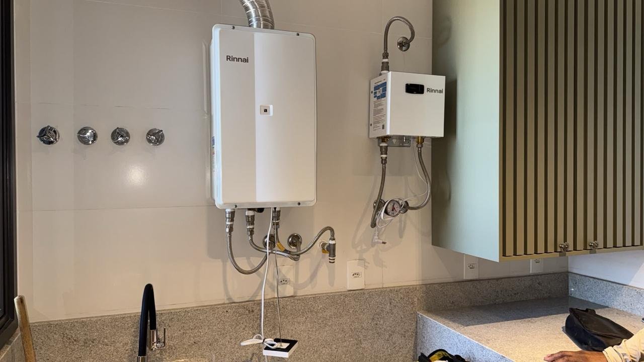 Aquecedor a gás e pressurizador Rinnai instalados em área técnica
