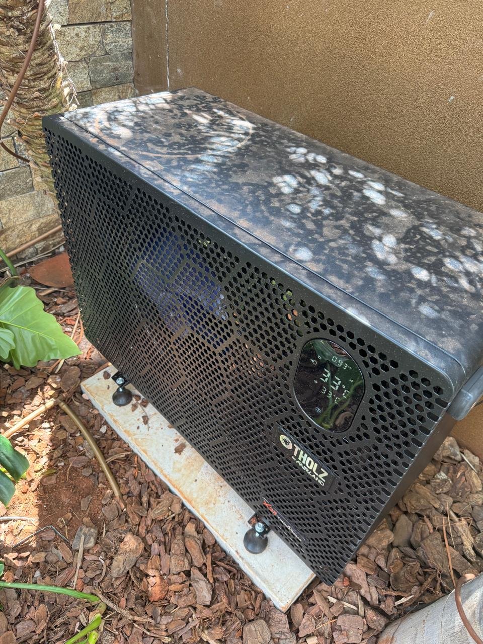Bomba de calor Tholz instalada em área externa com painel digital