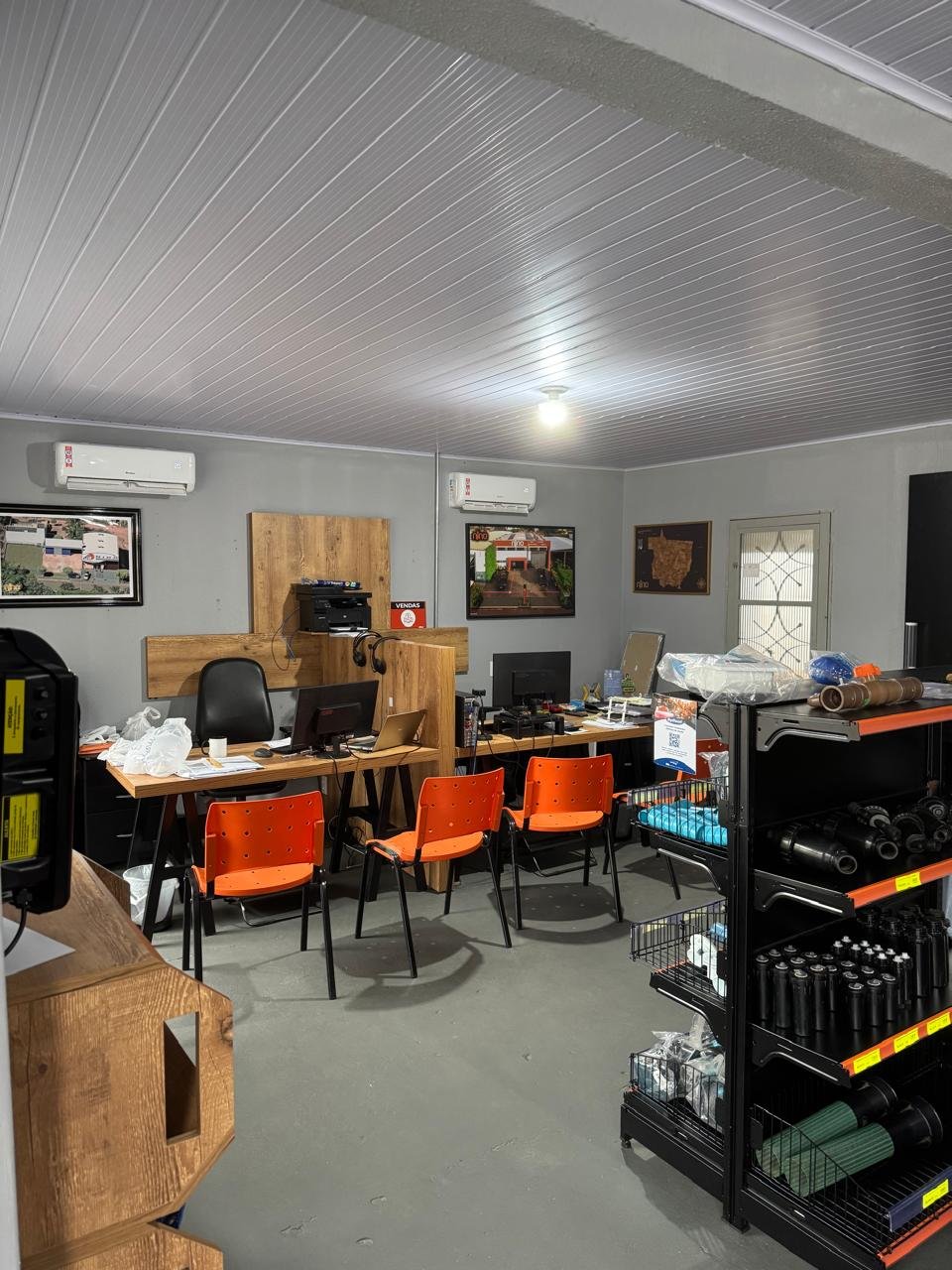 Interior da loja Nino com área de atendimento e estantes de produtos